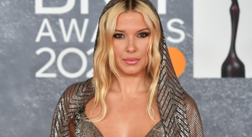 Hűha: a Stranger Things 21 éves sztárja érzéki pucérruhát vett fel