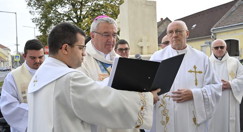 Megszépült a mosoni templom, dr. Veres András szentelte fel - fotók