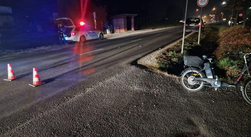 Elektromos kerékpárost ütött el egy személyautó Nagyvenyim központjában