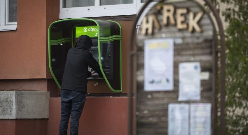 Alkotmánybírósághoz fordul az OTP a falusi ATM-ek miatt