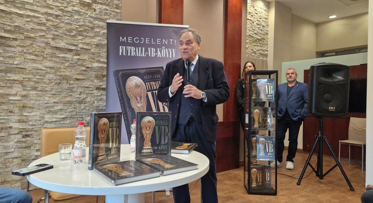 Lebilincsel Hegyi Iván remekműve, ezt olvasva még a metróról is elfelejt leszállni az ember