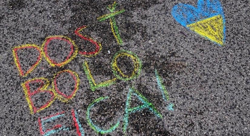 Poprádi felirat-incidens: Az igazgatónő nem tett feljelentést a diák ellen. Országos mozgalom indult Fico ellen