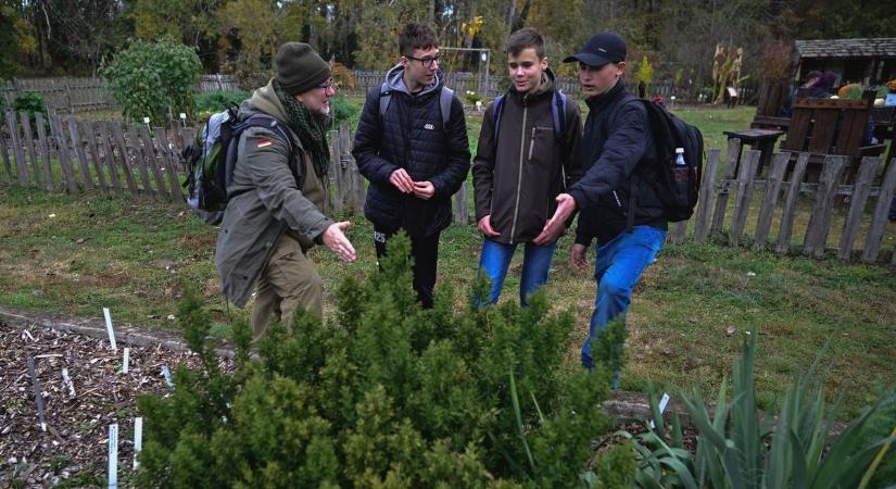 Kínai datolya, festőcsülleng és szúrós csodabogyó: tanulmányi kiránduláson jártak az ásotthalmi diákok a szegedi Füvészkertben