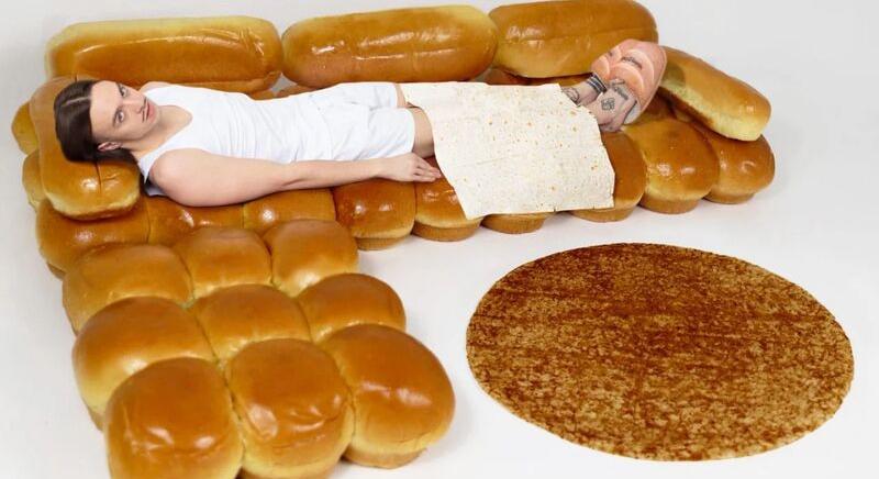 Bútorok, takarók és egyebek a pékségből – A nap képe