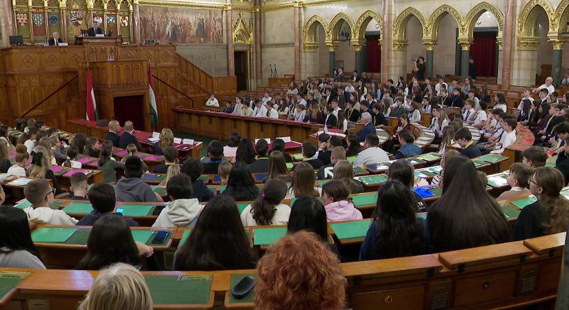 Erős vérfrissítés történt a parlamentben – a politikusoknak most is állniuk kellett a sarat  videó