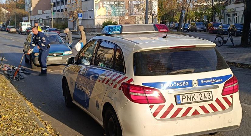 Több balesethez is riasztották a mentőket: frontális karambol a ködben, gázolás a zebrán