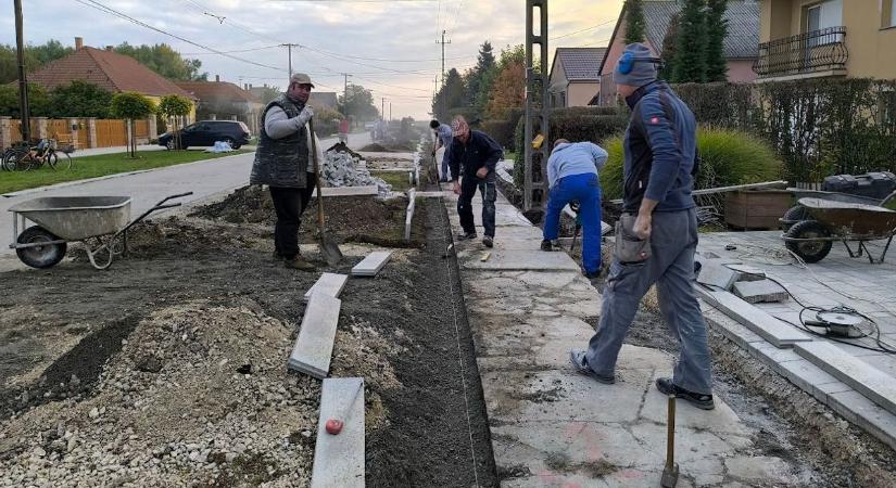 Járdaépítési program összefogással: lapátolnak, ásnak, az utcabeliek ebédet készítenek Rábatamásiban