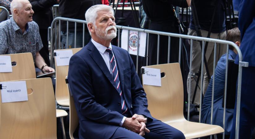 Cseh államfő: Az ukrán zászlóknak továbbra is a középületeken kellene maradniuk