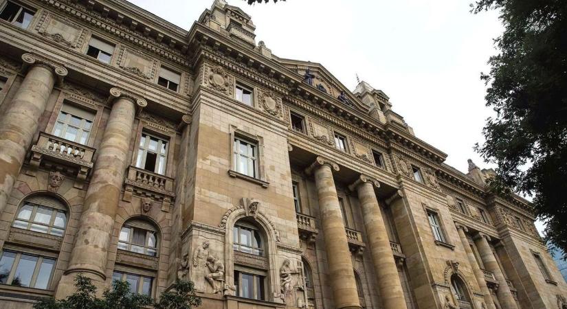 3600 milliárdos hiányban az államháztartás, nyugdíjra és kamatokra is rengeteg pénz ment el