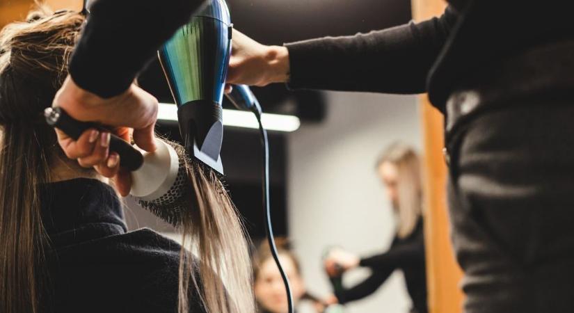 Frizurainfláció ollóra szabva: tíz-, húsz-, harmincezer forint egy vágásért – égnek áll az ember haja a fodrásznál