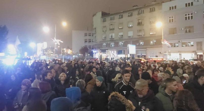 Az éhségsztrájkoló Jaćimovićot támogatják a báni palotánál megjelent polgárok