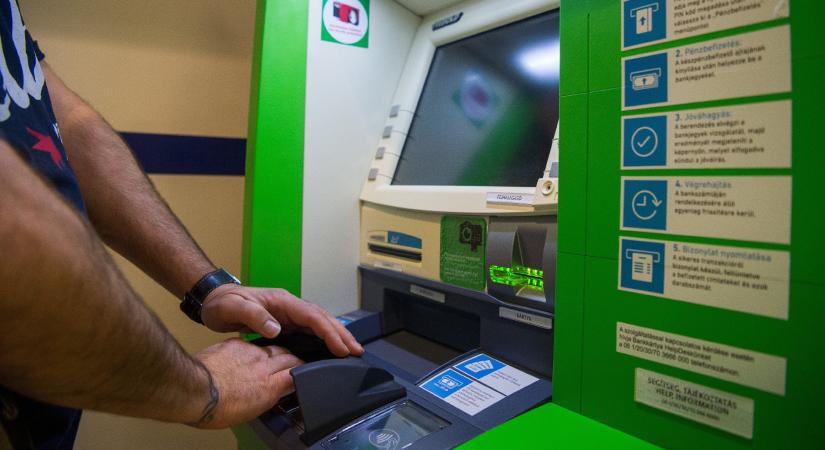 Az OTP és több bank is nekimegy az ATM-törvénynek