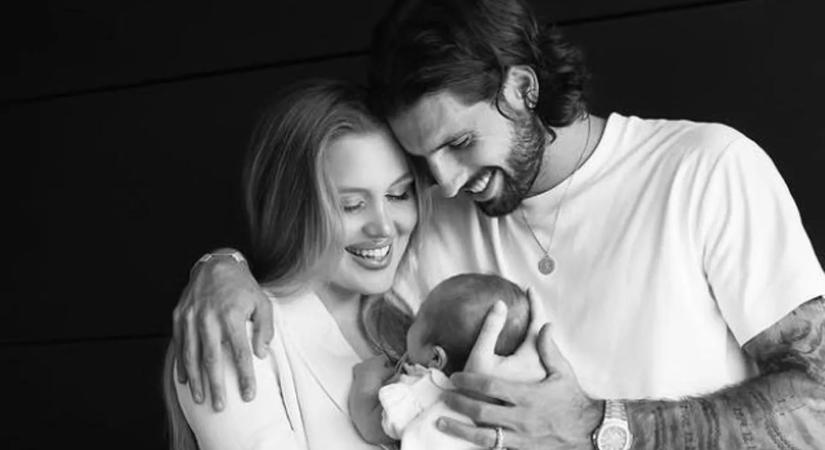 Táskában hordja kislányát Szoboszlai Dominik – fotóval