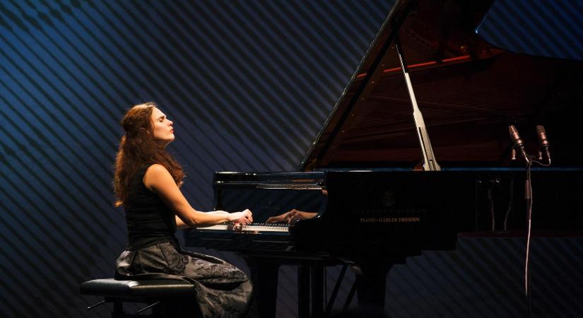 Ravel zongoraversenye, amelyet bal kézre írt