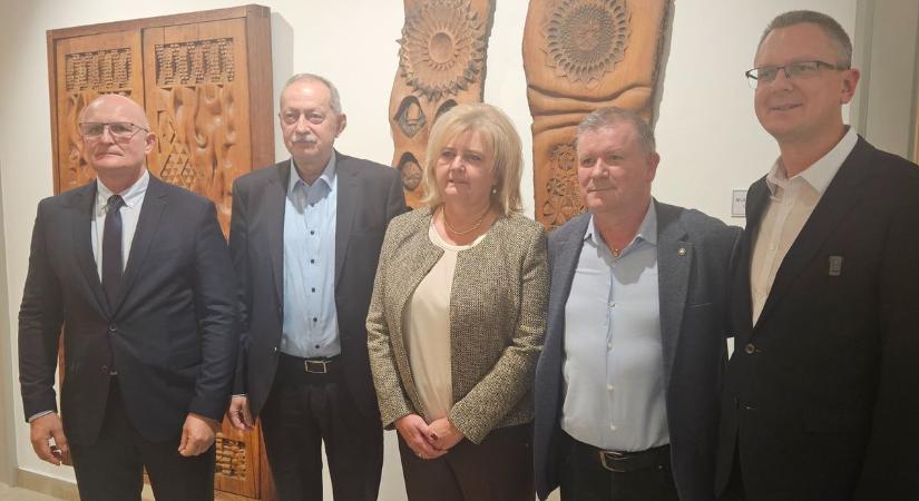 Nagyatádon nemet mondtak a háborúra, Rétvári Bencét is meghívták az aláírásgyűjtő fórumra