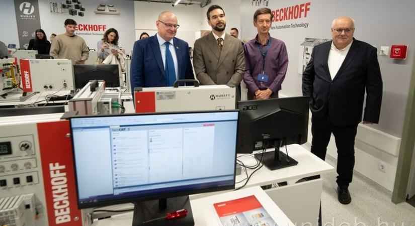 Csúcstechnológiás eszközökkel felszerelt laboratóriumot adtak át a Debreceni Egyetemen – videóval