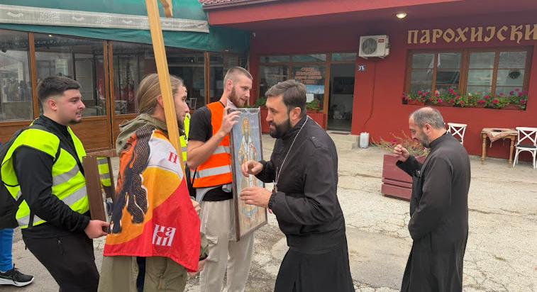 Zaklatta és a szakállát is megráncigálta az egyetemistákat befogadó papnak a polgármester