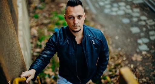 Új klippel jelentkezett a népszerű gospel zenész, aki elárulta, miért nem kedvelik egyes lelkészek