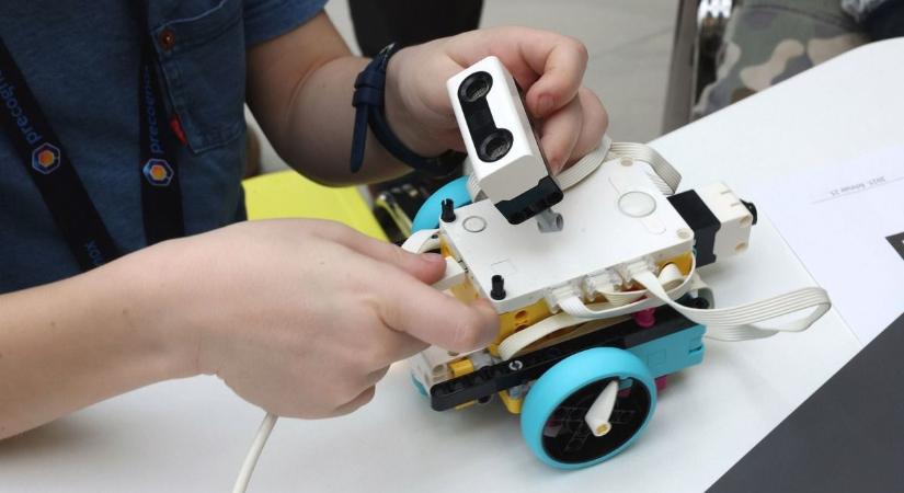 Debreceni diákkal a soraiban ért el szép eredményt Magyarország a nemzetközi robotikai versenyen