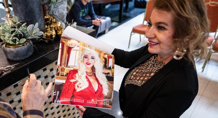 Kígyózó sorok, torta és tűzpiros estélyi – így ünnepelte Kiszel Tünde a jubileumi naptárát