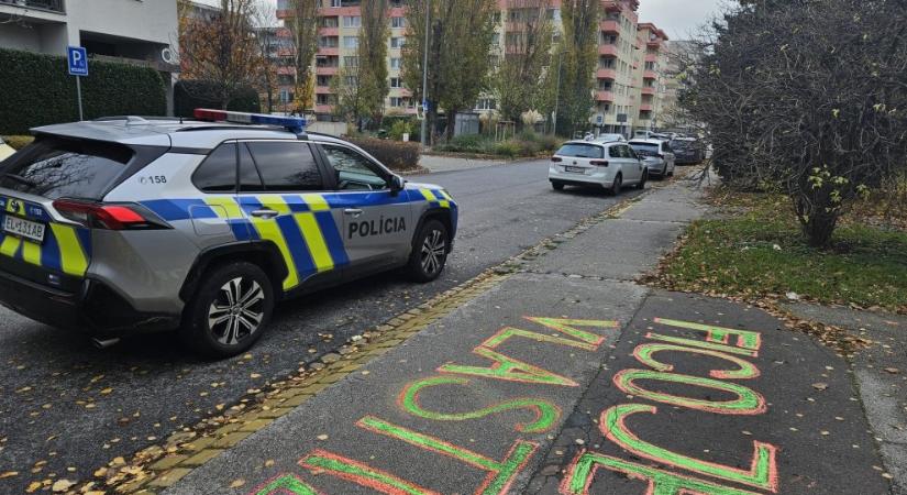 “Milyen ízű Putyin f…a?” – Elvitték a rendőrök a diákot, aki krétával üzent a szlovák miniszterelnöknek