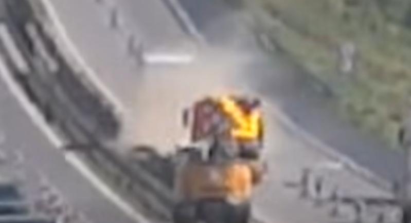 Érthetetlen, mit csinált ez a kamionos az M1-es terelésében