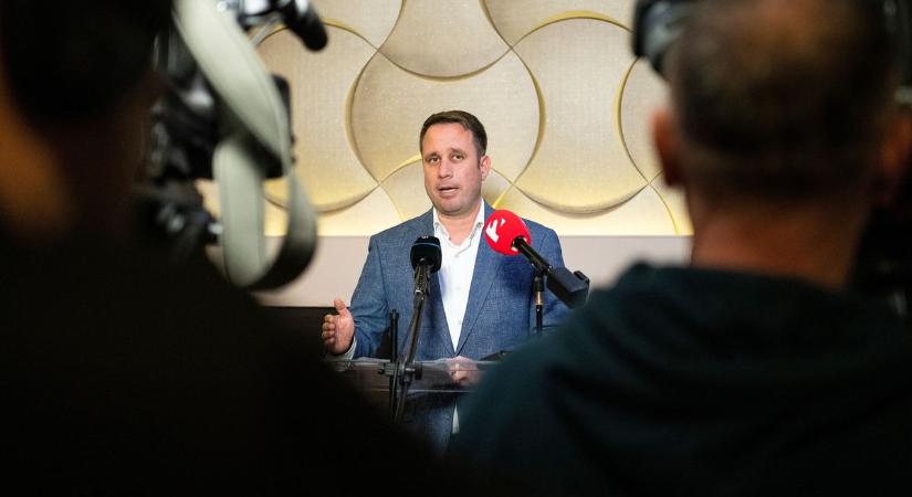 Az országjárás legfontosabb témája, hogy béke vagy háború lesz-e Európában