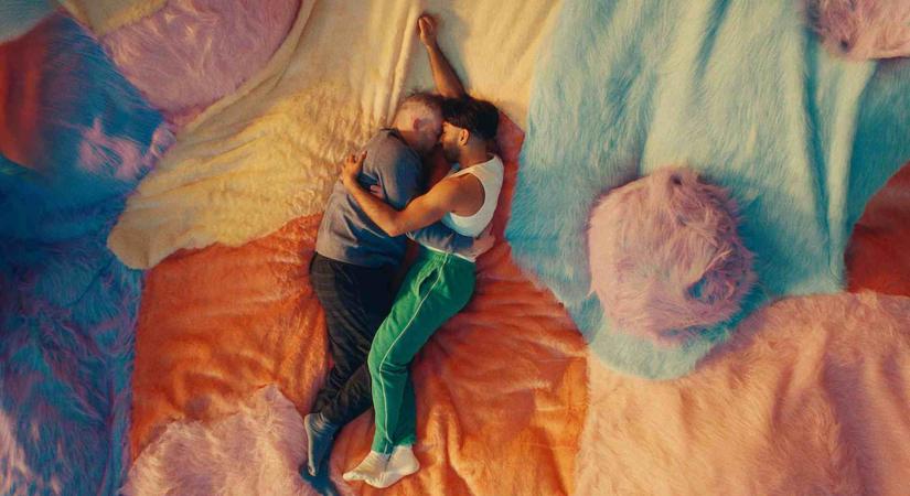 SZÉTFRÖCCSENT RÓZSASZÍN NARANCSDZSÚSZ Mawaan Rizwan: Juice / BBC Three