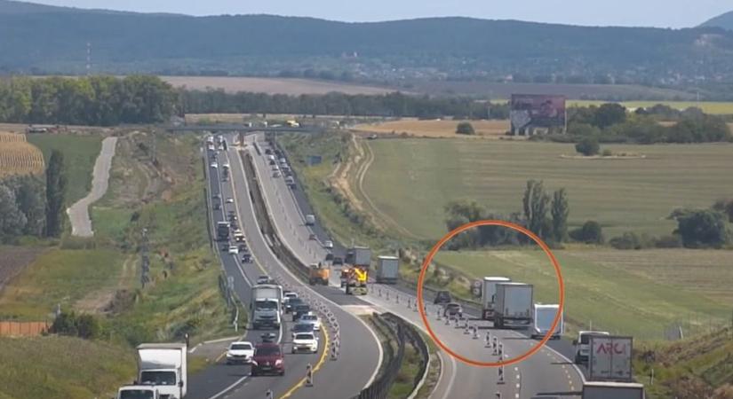 Szalagkorláttól szalagkorlátig kacsázott a kamion az M1-esen, kicsin múlt a tragédia - videó
