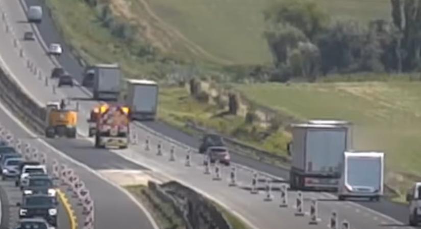 Centiken múlt a tragédia: figyelmetlen kamionos okozott nagy galibát az M1-esen – videó