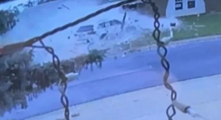 Besokallt a balesetektől, elbarikádozta a házát