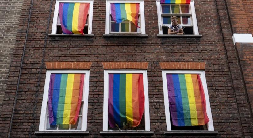 Ablakon kidobott pénz: több milliárd fontot költött az Egyesült Királyság a woke-ideológia terjesztésére világszerte