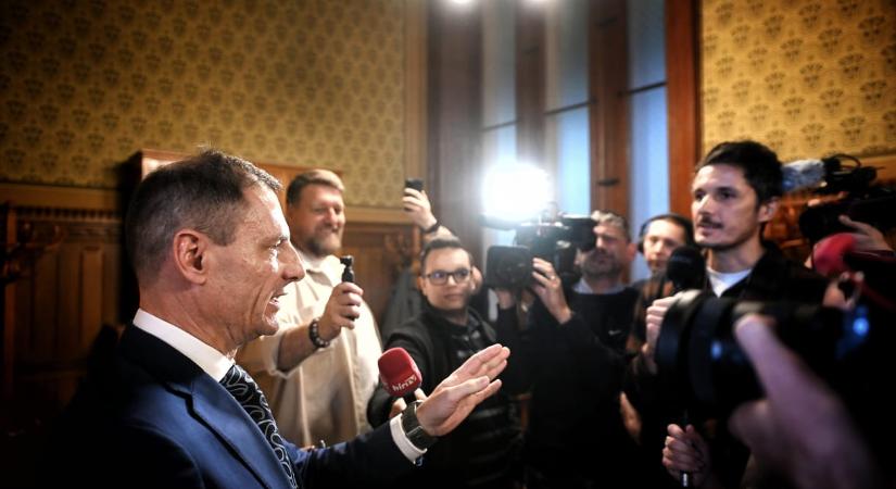 A bírák szerint Tuzson Bence hamis látszatot kelt és félrevezeti a közvéleményt, amikor 13. havi illetményről beszél