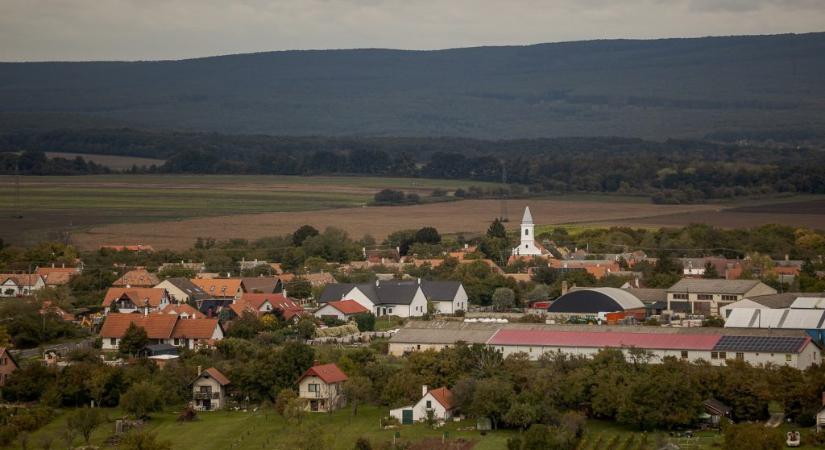 400 ezer forintot követel Navracsics minisztériuma egy Balaton-felvidéki falutól, ahol évek óta útfelújításra se jut
