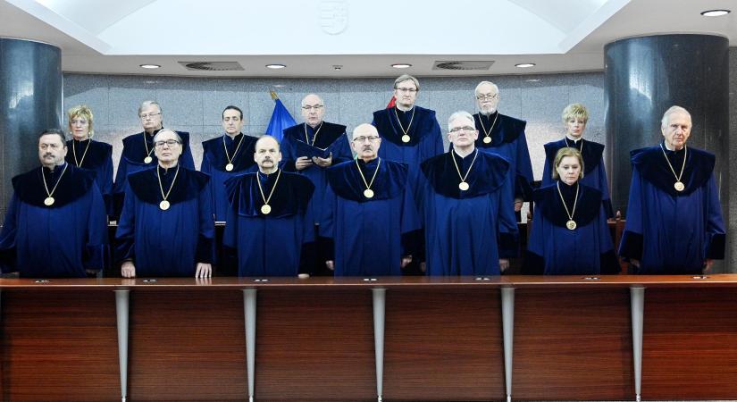 Alaptörvény-ellenesség miatt módosul a kötelező egészségbiztosítás ellátásairól szóló törvény