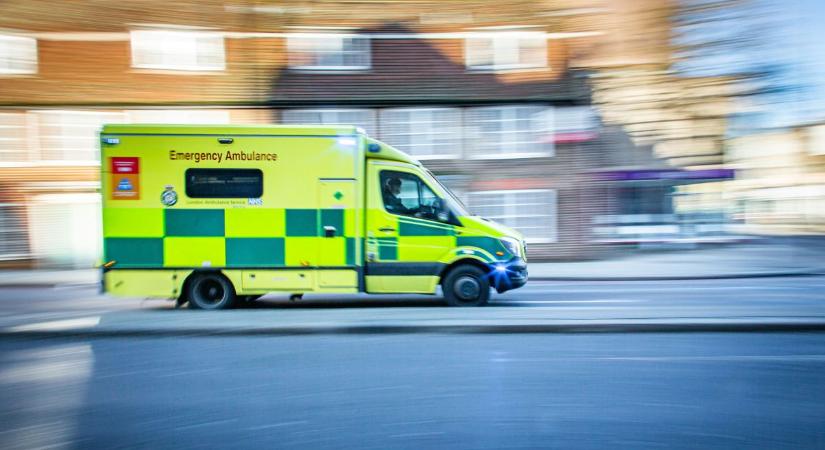 Teljesen lezárták a magyar főutat: Két embert feszítővágóval szabadítottak ki a roncsokból