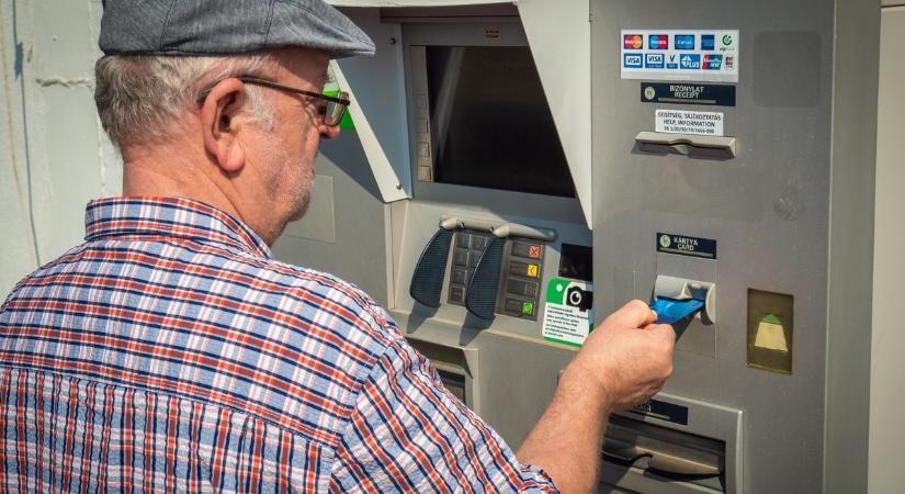 Változás az ATM-eknél, januártól csak ennyit vonnak le a 65 év felettiektől