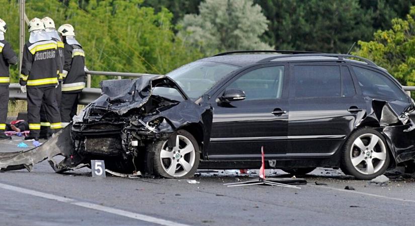 Tömegbaleset a 4-es főúton: kisbusz ütközött, többen a roncsok közé szorultak