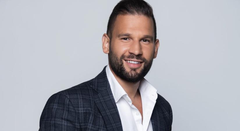 „Wishről rendelt Keanu Reeves, Zsákos Frodó” – Rácz Jenő szokatlan frizurákat szerkesztett egy fotójára