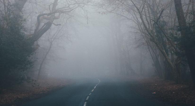 Óvatosan az utakon! Sűrű ködre figyelmeztetnek