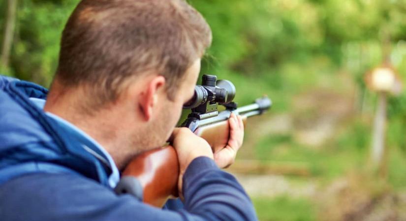 Elképesztő bűncselekmény! Nyakon lőtte szomszédját egy zalai férfi!