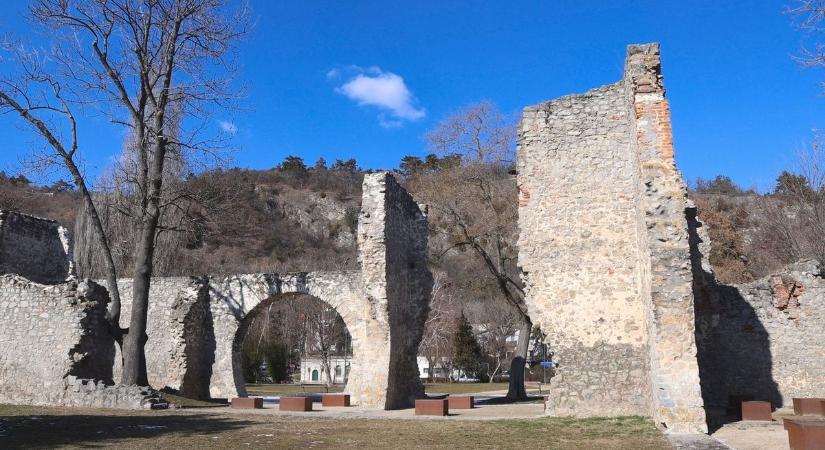 A Tettye is romokban - panaszolja olvasónk