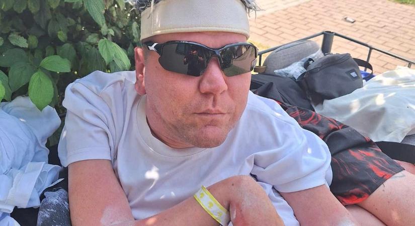 Rádiós műsorvezetőként kezdte meg a pályafutását az ágyhoz kötött Peres Roland