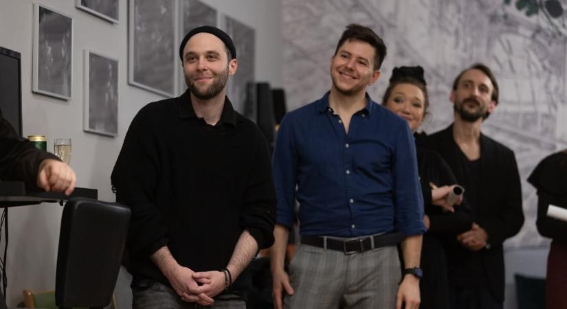 Akik már nem leszünk sosem – Barna Zsombor főszereplésével látható a Budapest Bábszínházban