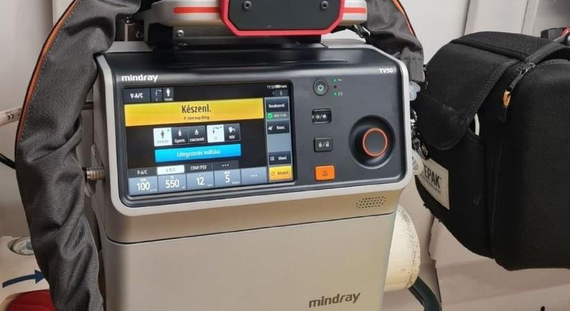 Új, korszerű lélegeztetőgép segíti az ajkai mentők munkáját