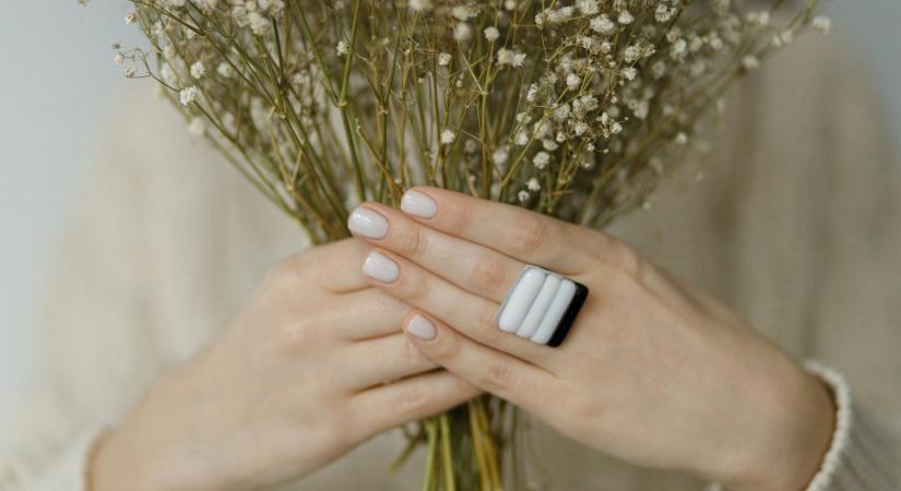 A leggyönyörűbb 8 téli körömszín, ami idén tarolni fog