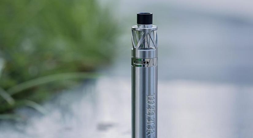 Illegális e-cigarettával bukott le az árus, akinél gázpisztolyt is találtak