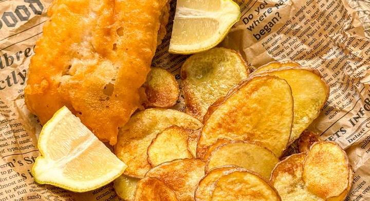 Fish and chips házilag: fűszeres tésztabundában sül az omlós hal