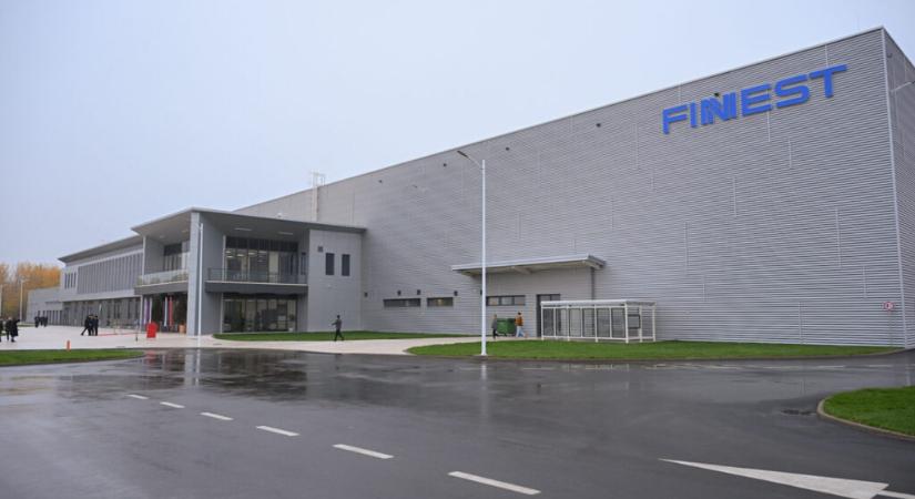 Kínaiak nyitottak gyárat Apatinban, elektromos autókhoz gyártanak alkatrészeket