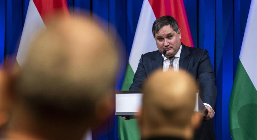 Nagy Márton bejelentette, hogy a vártnál rosszabb gazdasági mutatók miatt emelik a jövő évi hiánycélt és a bankadót is